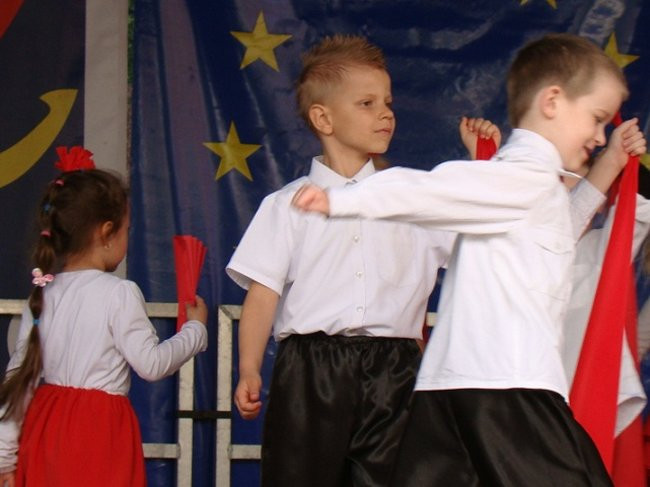 Rozdawali żółte róże na rynku (zdjęcia)