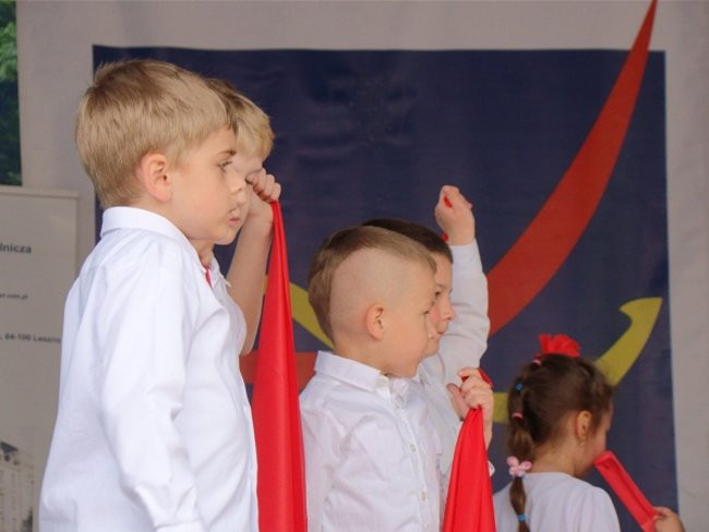 Rozdawali żółte róże na rynku (zdjęcia)