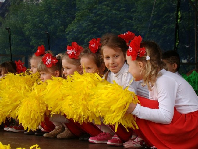 Rozdawali żółte róże na rynku (zdjęcia)