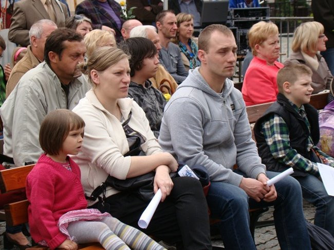 Rozdawali żółte róże na rynku (zdjęcia)