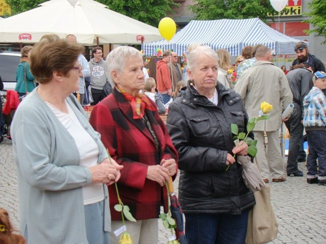 Rozdawali żółte róże na rynku (zdjęcia)