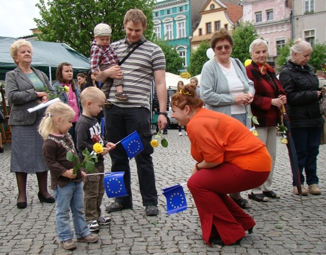 Rozdawali żółte róże na rynku (zdjęcia)