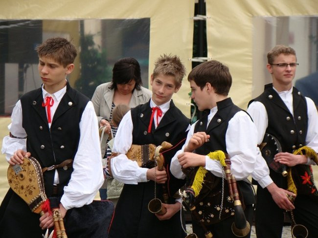 Rozdawali żółte róże na rynku (zdjęcia)