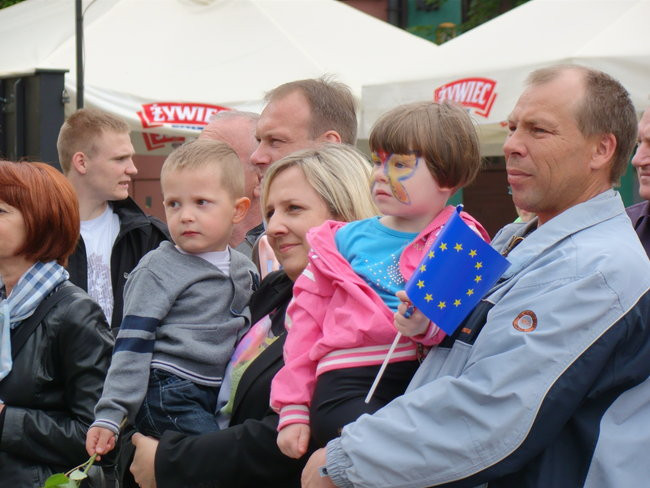 Rozdawali żółte róże na rynku (zdjęcia)