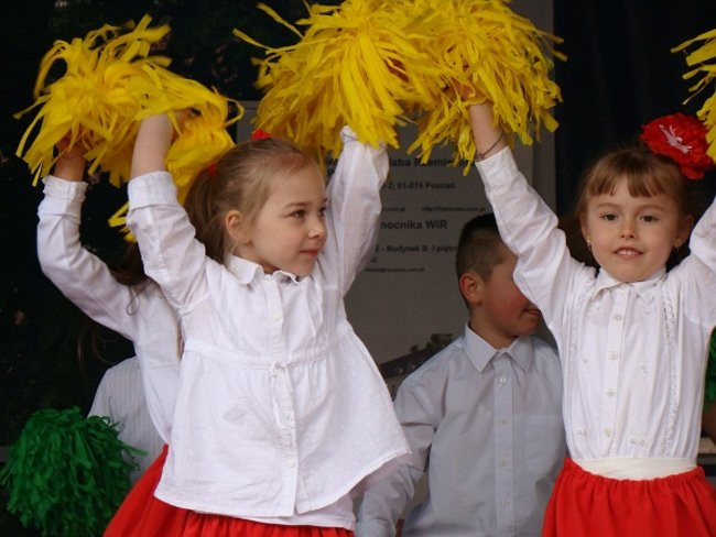 Rozdawali żółte róże na rynku (zdjęcia)