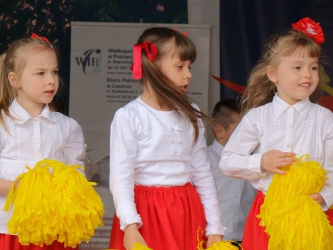 Rozdawali żółte róże na rynku (zdjęcia)