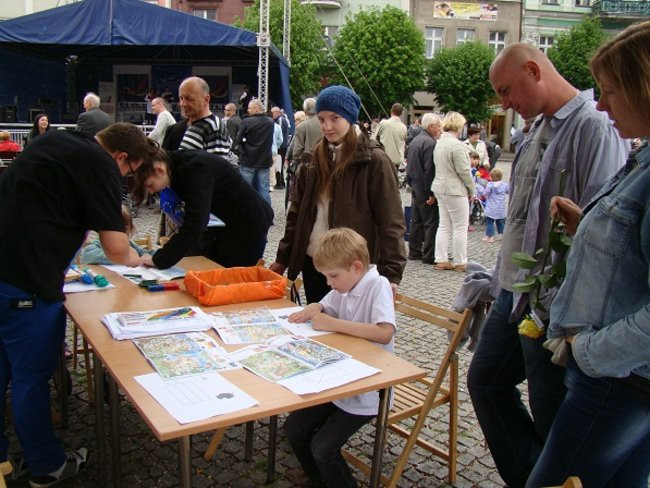 Rozdawali żółte róże na rynku (zdjęcia)