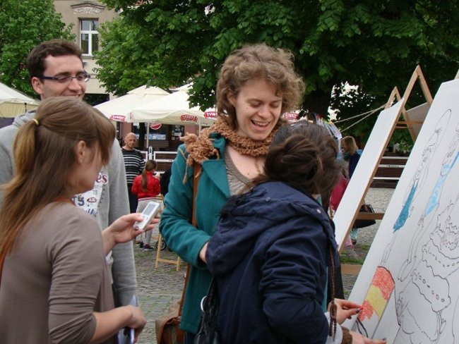 Rozdawali żółte róże na rynku (zdjęcia)