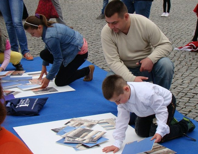 Rozdawali żółte róże na rynku (zdjęcia)