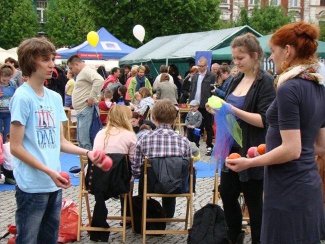 Rozdawali żółte róże na rynku (zdjęcia)