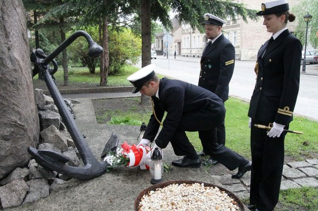 Dwójka świętowała z marynarzami (zdjęcie)