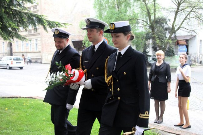 Dwójka świętowała z marynarzami (zdjęcie)