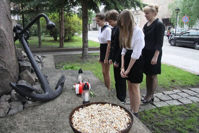 Dwójka świętowała z marynarzami (zdjęcie)