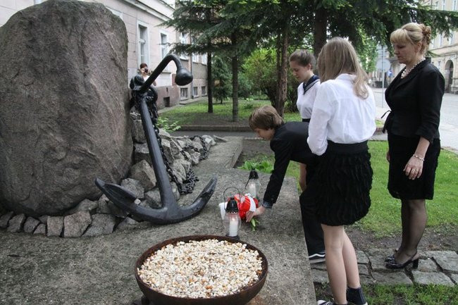 Dwójka świętowała z marynarzami (zdjęcie)