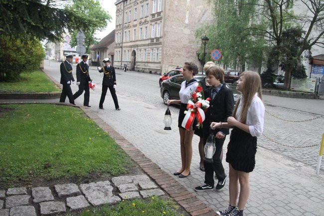 Dwójka świętowała z marynarzami (zdjęcie)