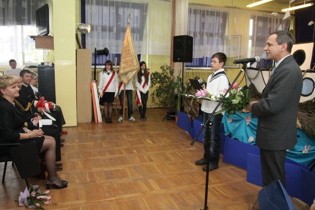 Dwójka świętowała z marynarzami (zdjęcie)