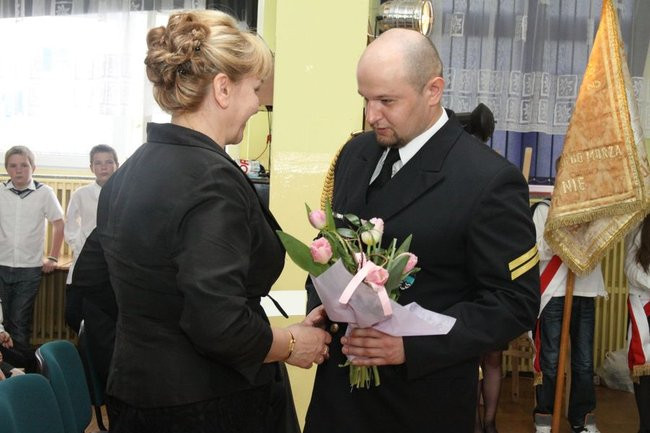 Dwójka świętowała z marynarzami (zdjęcie)