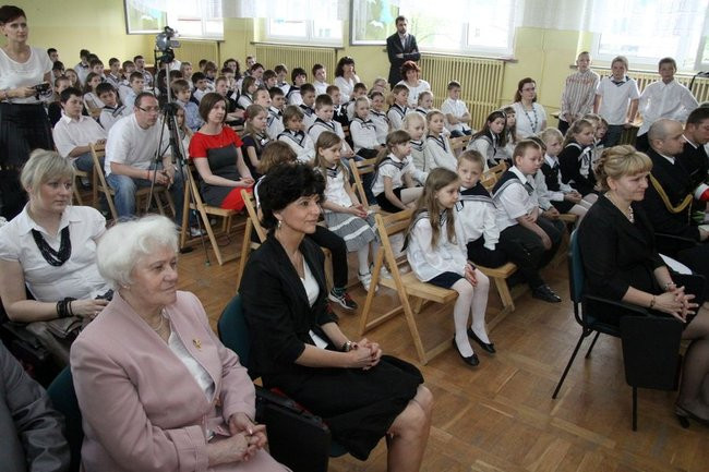 Dwójka świętowała z marynarzami (zdjęcie)