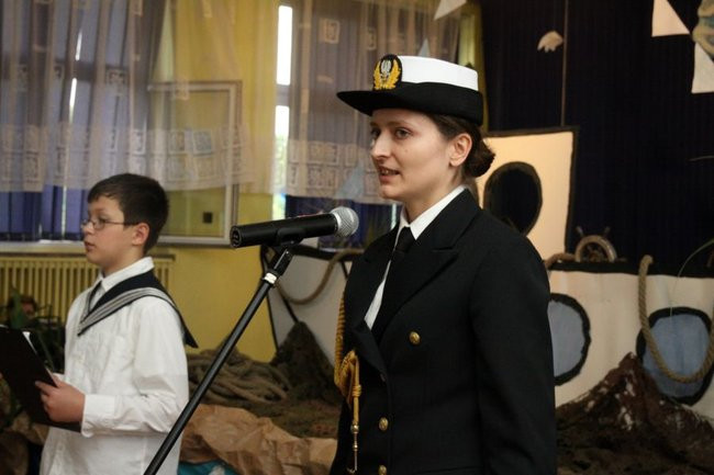 Dwójka świętowała z marynarzami (zdjęcie)