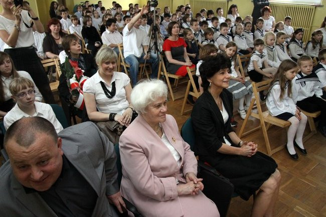 Dwójka świętowała z marynarzami (zdjęcie)