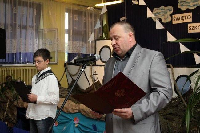 Dwójka świętowała z marynarzami (zdjęcie)