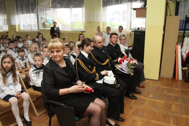 Dwójka świętowała z marynarzami (zdjęcie)