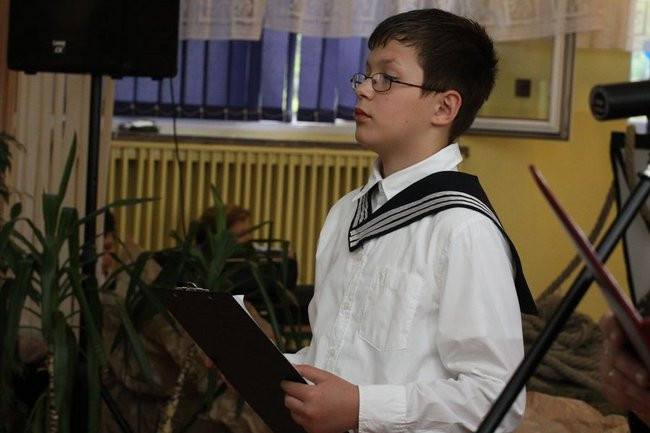 Dwójka świętowała z marynarzami (zdjęcie)