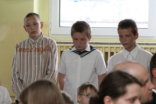 Dwójka świętowała z marynarzami (zdjęcie)