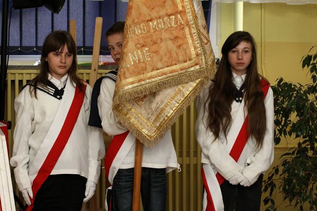 Dwójka świętowała z marynarzami (zdjęcie)