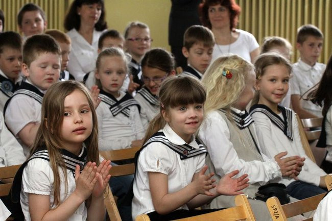 Dwójka świętowała z marynarzami (zdjęcie)