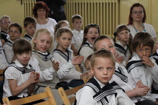 Dwójka świętowała z marynarzami (zdjęcie)