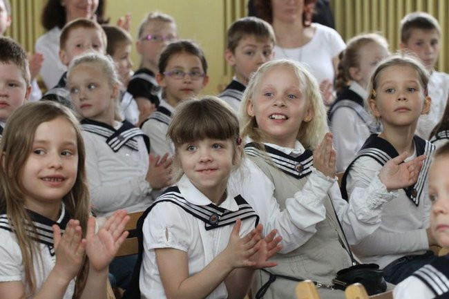 Dwójka świętowała z marynarzami (zdjęcie)