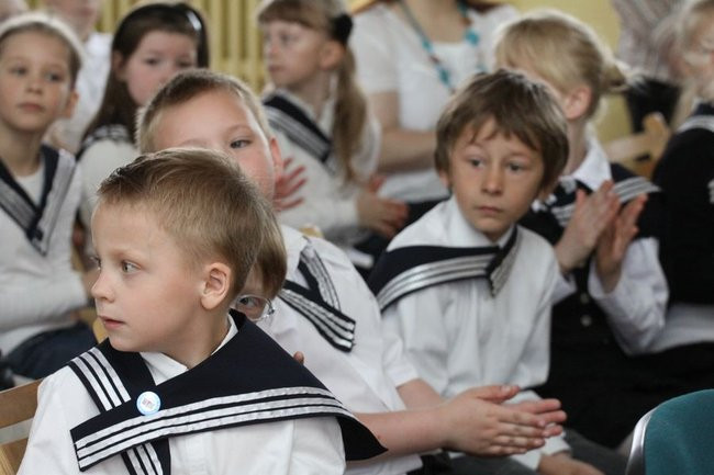 Dwójka świętowała z marynarzami (zdjęcie)