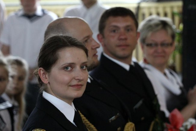 Dwójka świętowała z marynarzami (zdjęcie)