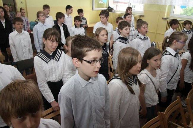 Dwójka świętowała z marynarzami (zdjęcie)