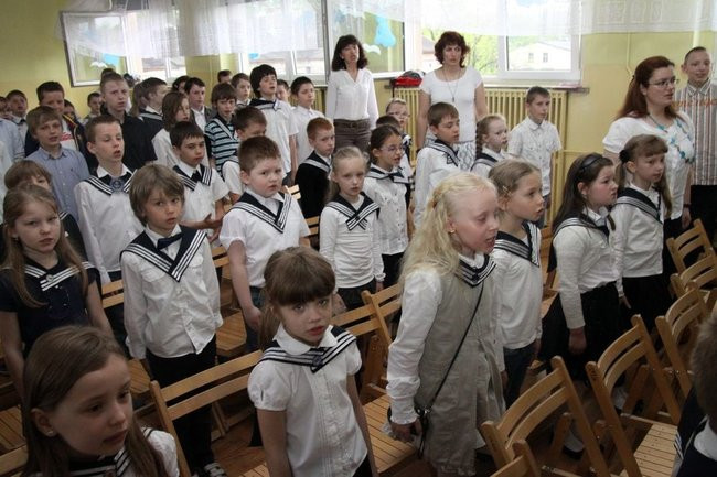 Dwójka świętowała z marynarzami (zdjęcie)