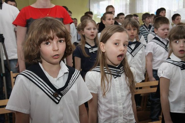 Dwójka świętowała z marynarzami (zdjęcie)