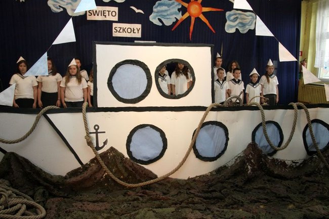 Dwójka świętowała z marynarzami (zdjęcie)