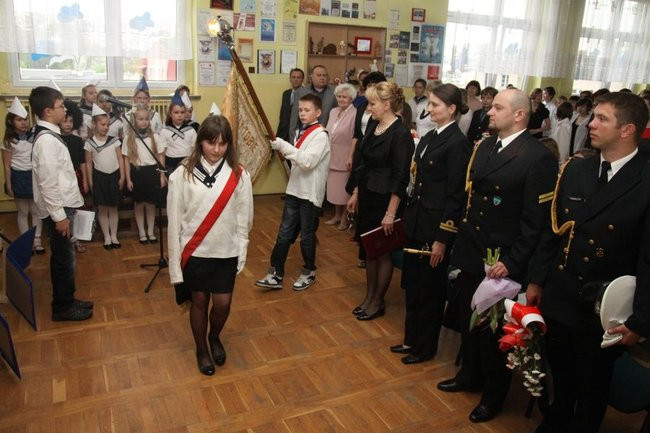 Dwójka świętowała z marynarzami (zdjęcie)