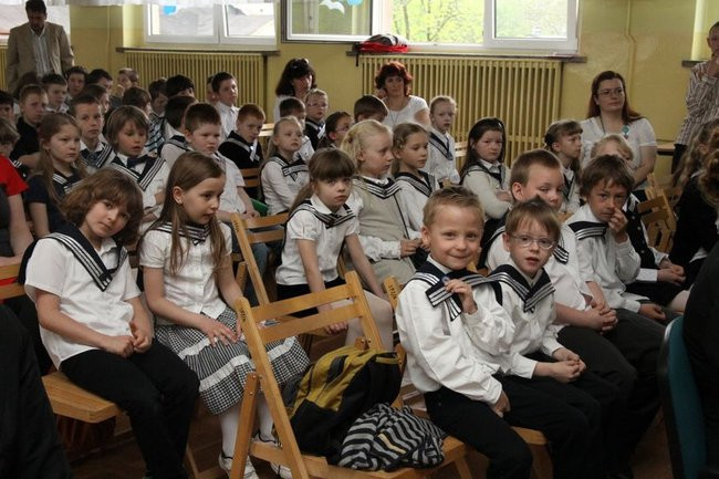 Dwójka świętowała z marynarzami (zdjęcie)