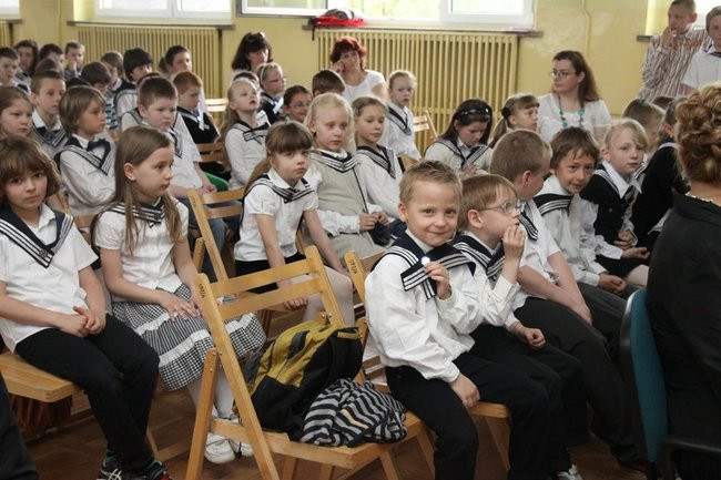 Dwójka świętowała z marynarzami (zdjęcie)