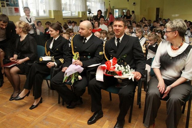 Dwójka świętowała z marynarzami (zdjęcie)