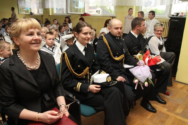 Dwójka świętowała z marynarzami (zdjęcie)