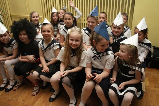 Dwójka świętowała z marynarzami (zdjęcie)