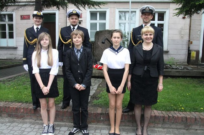 Dwójka świętowała z marynarzami (zdjęcie)