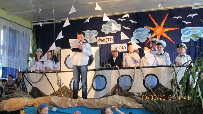 Dwójka świętowała z marynarzami (zdjęcie)