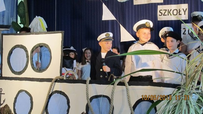 Dwójka świętowała z marynarzami (zdjęcie)