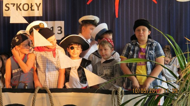 Dwójka świętowała z marynarzami (zdjęcie)