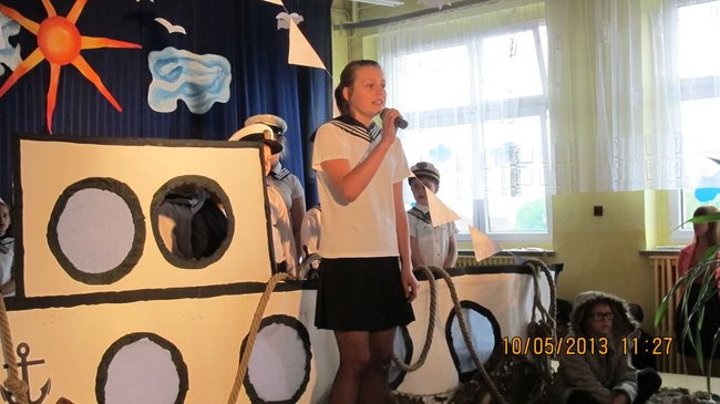 Dwójka świętowała z marynarzami (zdjęcie)