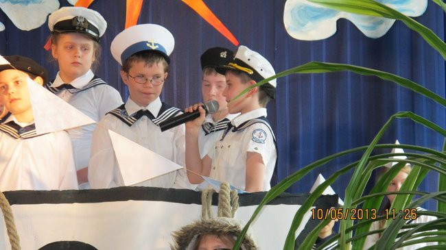 Dwójka świętowała z marynarzami (zdjęcie)